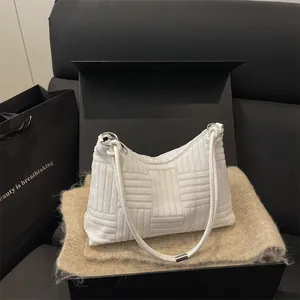 Sac à bandoulière blanc en velours côtelé tissé avec boucles argentées élégantes
