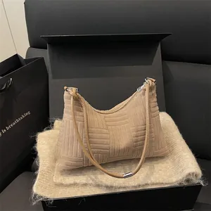 Sac hobo chic en velours côtelé kaki avec motif texturé et bandoulière en cuir fin