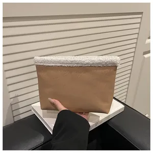 Dettaglio della borsa tote vintage marrone con finiture in pelliccia sintetica bianca morbida