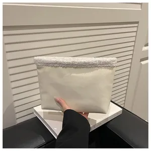 Dettaglio della borsa tote color crema in ecopelle con bordo in lana di agnello bianca