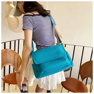 Sac messager en nylon bleu lac imperméable avec bandoulière réglable et logo fashion