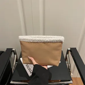Borsa tote retrò in ecopelle kaki con bordo in sherpa bianco per l'autunno e l'inverno