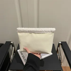 Borsa a mano minimalista in ecopelle color crema con bordo in pelliccia sintetica