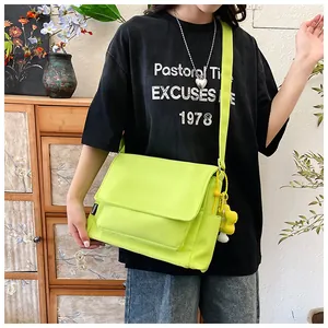 Détail du sac bandoulière en nylon vert fluo avec sangle réglable et étiquette mode
