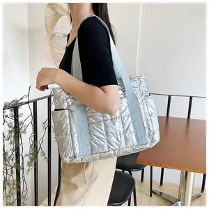 Details der silbernen Metallic-Tote-Bag mit quadratischer Steppung und breitem Schultergurt
