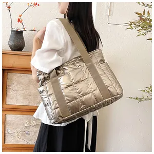 Detail der gesteppten Metallic-Tasche mit Seitentasche und breiten Schultergurten