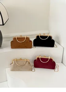Detailansicht eleganter Vintage-Abendtaschen mit Prägung und Metallrahmen in vier Farben