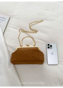 Nahaufnahme braune Wildleder-Mini-Umhängetasche mit Goldkette und Kaninchenmuster