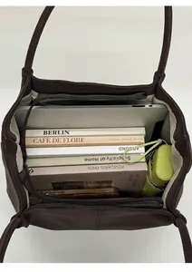 Draufsicht der großen Wildleder-Leopard-Tasche mit Platz für Laptop und viele Bücher