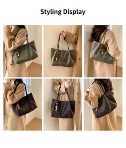 Detail von olivgrünen und kaffeebraunen Shopper-Taschen aus Wildleder mit Quasten