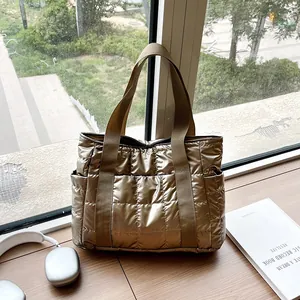Metallisch goldene gesteppte Tragetasche aus Nylon mit braunen Gurtbandgriffen