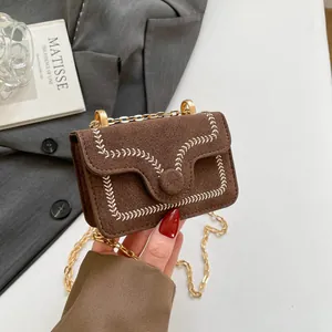 Braune Wildleder Umhängetasche mit weißer Bestickung und goldener Kette im Retro-Stil