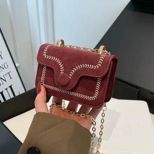 Elegante burgunderrote Wildleder-Umhängetasche mit Goldkette und Ziernähten in Weiß
