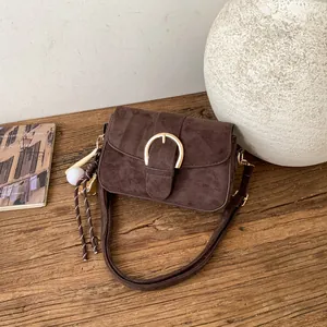 Damen Retro Wildleder Umhängetasche Minimalistische Mattierte Schultertasche Mit Goldener Rundschnalle Und Baseball-Anhänger