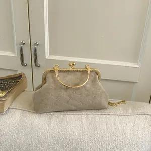 Schicke beige Umhängetasche mit Prägung, goldenem Metallrahmen und Kettenriemen