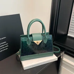 Borsa da Donna in Pelle PU con Trama a Serpente con Chiusura a Triangolo in Metallo Elegante Piccola Borsa a Spalla a Tracolla per il Pendolarismo