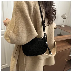 Détail du sac selle léopard mat avec bandoulière à nœud et perle métallique RV