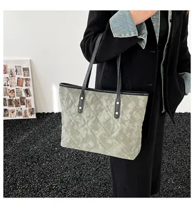 Vue détaillée du grand sac cabas matelassé avec un motif de marbre et tissu doux