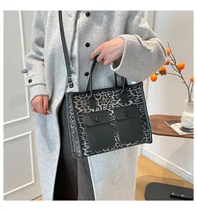 Détail du sac cabas léopard avec poches avant à rabat et fines bretelles amovibles