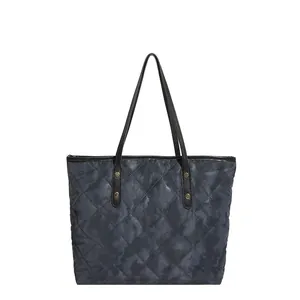 Sac fourre-tout matelassé à motif camouflage avec grande capacité et anses en cuir