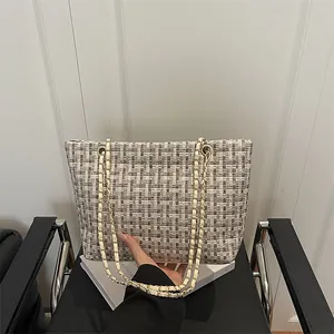 Luxe tweed geruite draagtas met gouden ketting en elegant geweven textuurontwerp