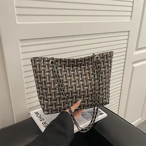 Klassieke geruite tweed shopper met gouden ketting in zwart, bruin en wit kleuren
