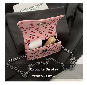 Innenraum der rosa Kirsch-Minikette-Tasche mit Platz für Lippenstift und Kopfhörer