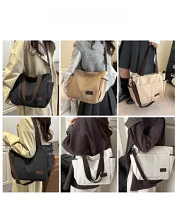 Collage du mannequin portant le sac fourre-tout en nylon multi-poches en couleurs