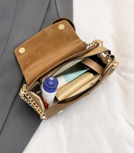 Binnenkant van bruine schoudertas met grote capaciteit voor cosmetica en portemonnee