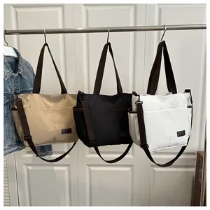 Détails des sacs fourre-tout en kaki noir et blanc avec bandoulières réglables amovibles