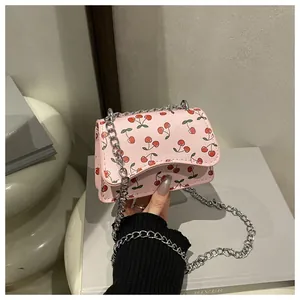 Detailansicht der kleinen rosa Kirsch-Umhängetasche mit Silberkette und Wellenklappe
