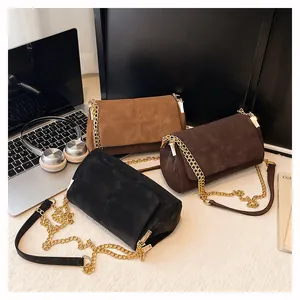 Détails de sacs bandoulière mats en noir, marron foncé et fauve avec chaînes dorées