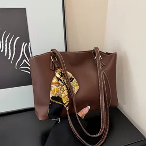 Sac fourre-tout marron minimaliste avec surpiqûres contrastées et foulard décoratif