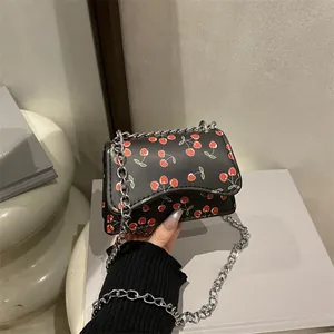 Damen Mini PU Leder Umhängetasche Süßes Kirsch Erdbeere Druck Kette Schultertasche Kleine Quadratische Klapptasche Für Den Alltag