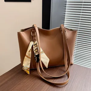 Grand sac cabas en cuir marron minimaliste avec foulard en soie et surpiqûres blanches