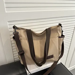 Sac fourre-tout en nylon kaki avec anses marron foncé et poches multiples