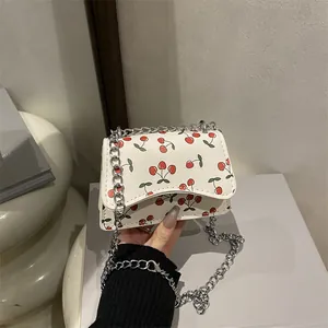 Mini-Umhängetasche aus PU-Leder mit Kirschmuster und silberner Metallkette