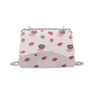 Schultertasche mit Lippen-Print, Silberkette und großem Fassungsvermögen in Cremeweiß