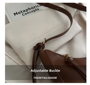 Nahaufnahme der braunen Ledertasche mit verstellbarer Schnalle und Knotengurt