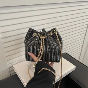 Sac seau tissé à chevrons chic avec chaîne dorée et détail de breloque perle