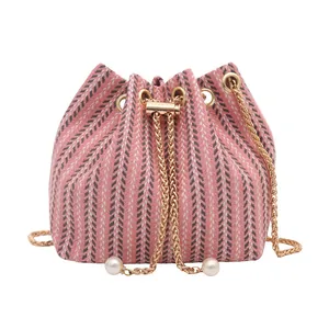Sac seau rose tissé à chevrons avec bandoulière dorée et détails de perles chics