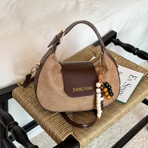 Sac à bandoulière demi-lune rétro kaki avec garniture en cuir brun et pompon perlé