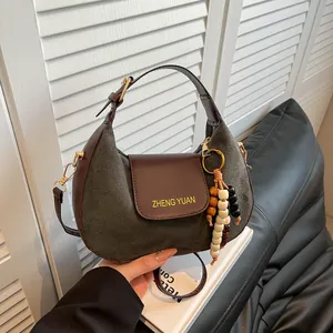 Sac Hobo Rétro pour Femmes en Patchwork de Suède Minimaliste Sac à Bandoulière Sous l'Aisselle Avec Pendentif en Perles Petit Sac Carré
