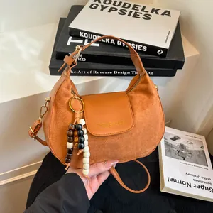 Sac hobo marron en cuir et daim avec patchwork et pendentif en perles colorées