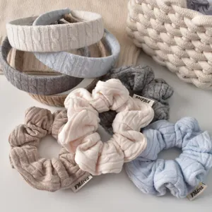 Gros plan d'accessoires cheveux en tricot aux couleurs douces de style Morandi