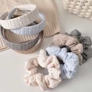Détail de bandeaux et chouchous en maille torsadée avec étiquettes tissées épurées