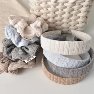 Détail de chouchous et bandeaux en tricot avec une texture de laine tressée douce