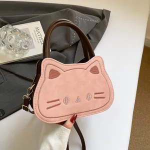 Sac à bandoulière chat rose avec texture suédine et lanières en cuir marron
