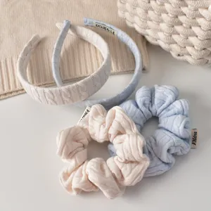 Détail de bandeaux en tricot doux et chouchous assortis en bleu clair et crème