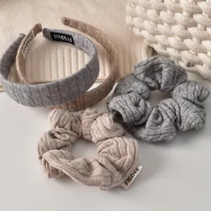 Détails de bandeaux et chouchous en tricot beige et gris avec motifs de torsades